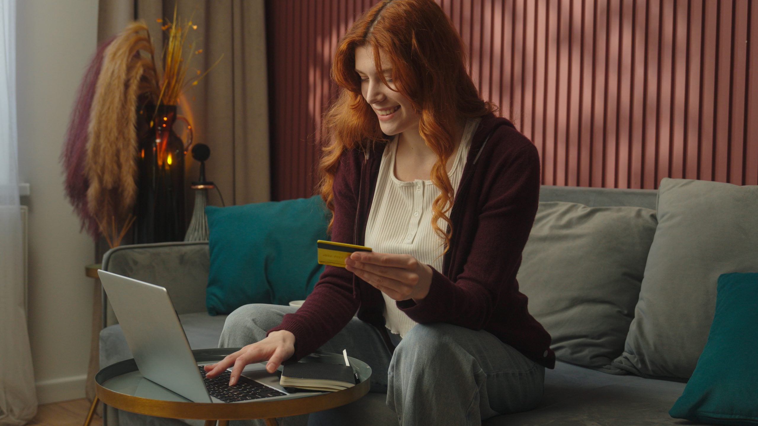 Mississippi borrower completing an online loan application